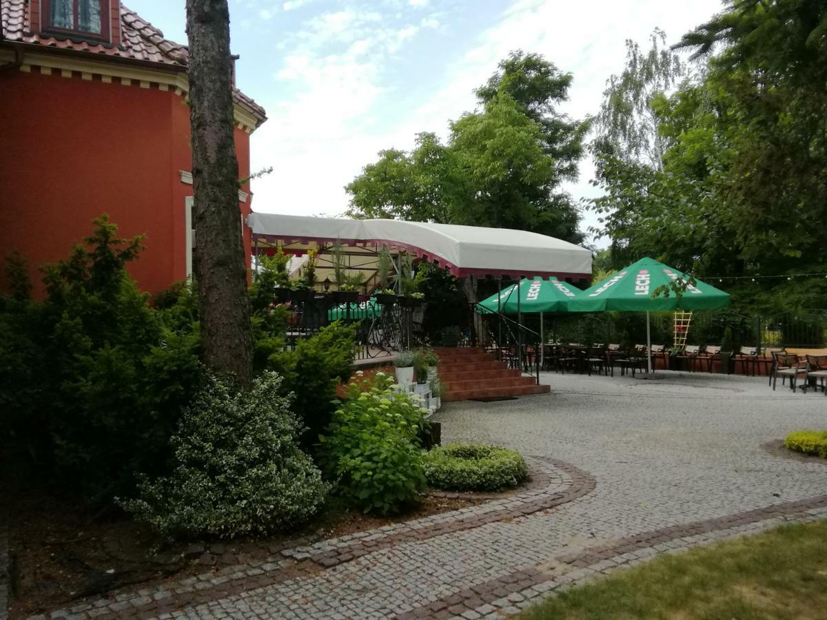 德沃雷克1885酒店 Ostrzeszów 外观 照片