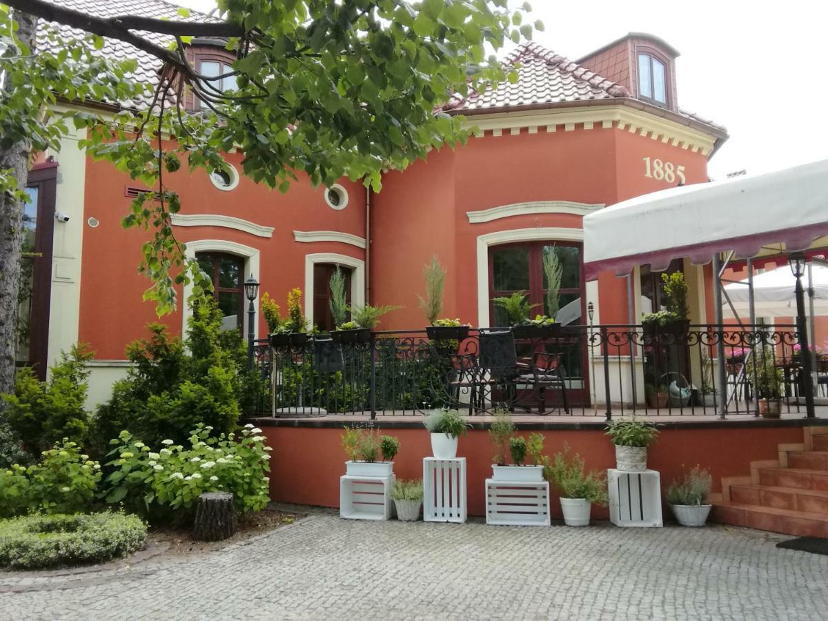 德沃雷克1885酒店 Ostrzeszów 外观 照片