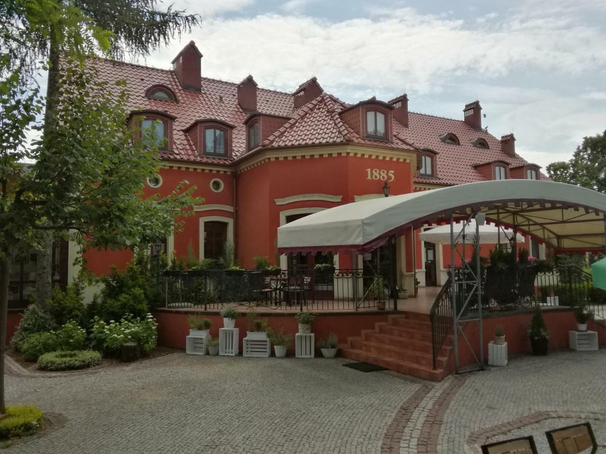 德沃雷克1885酒店 Ostrzeszów 外观 照片