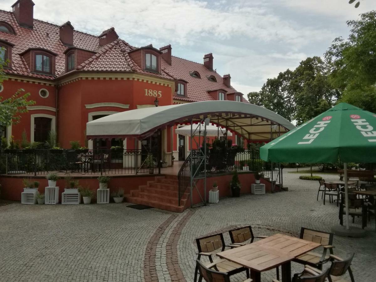 德沃雷克1885酒店 Ostrzeszów 外观 照片