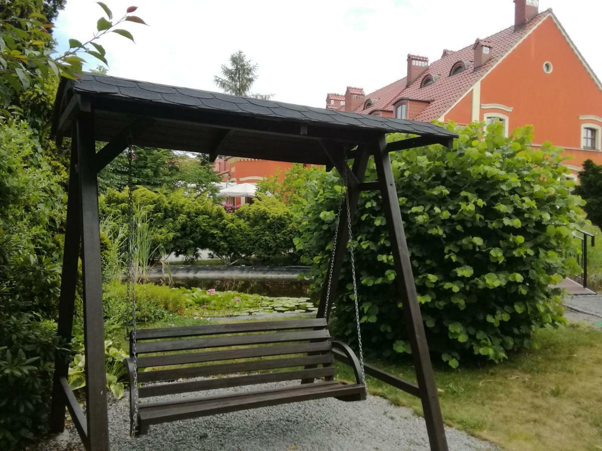 德沃雷克1885酒店 Ostrzeszów 外观 照片