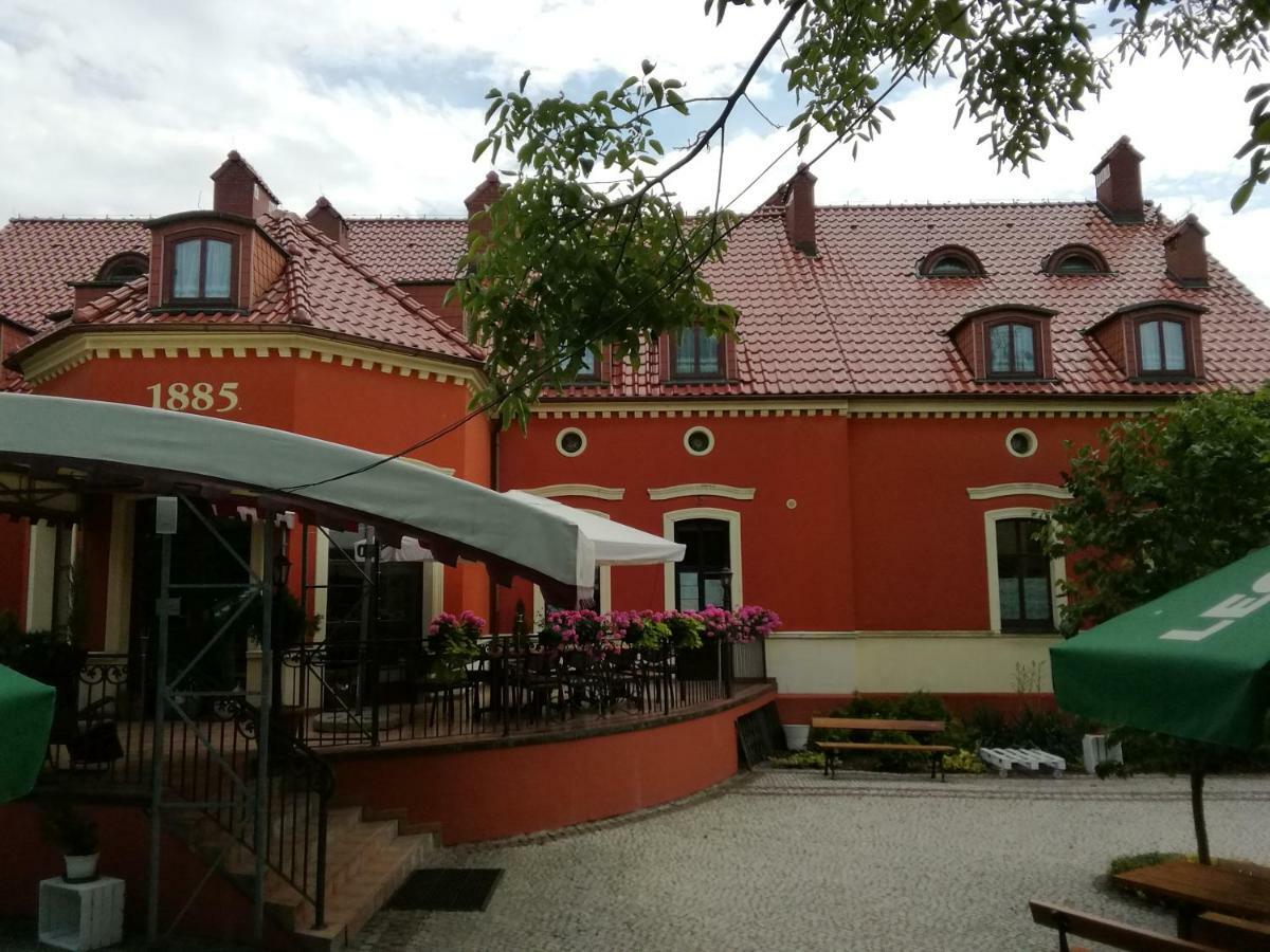 德沃雷克1885酒店 Ostrzeszów 外观 照片