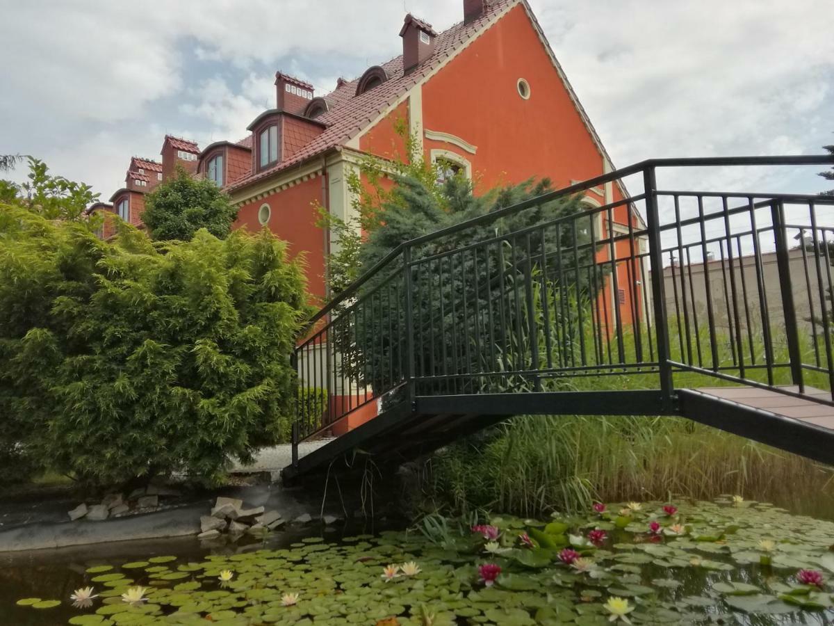 德沃雷克1885酒店 Ostrzeszów 外观 照片