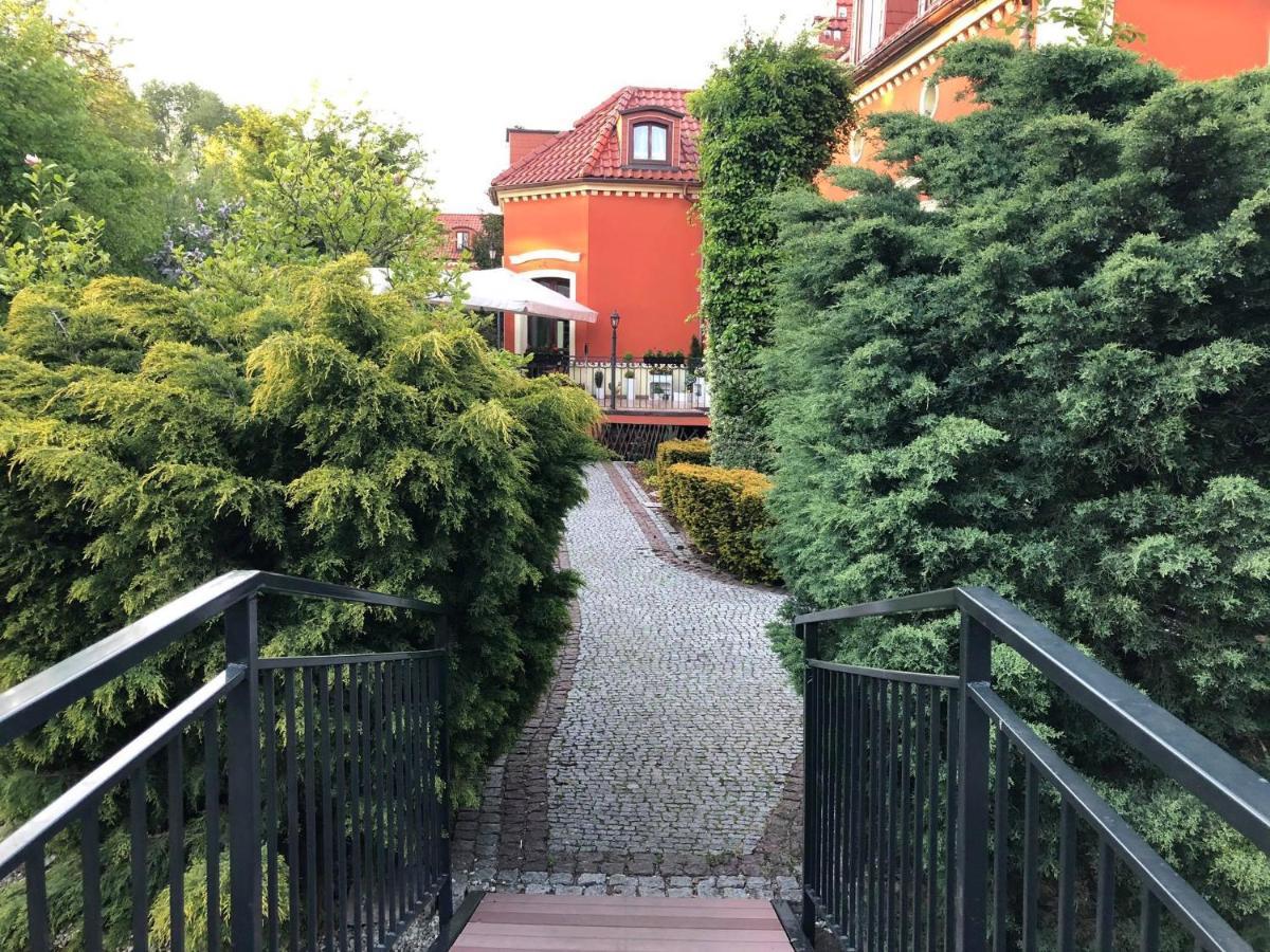 德沃雷克1885酒店 Ostrzeszów 外观 照片